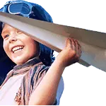 תמונה של ילדה מחייכת עם מטוס נייר ביד, בחינוך ויצירתיות.