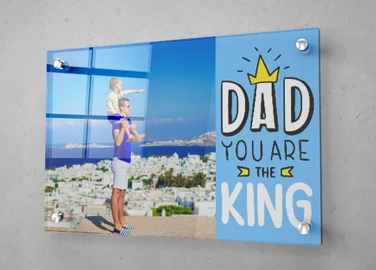אביזר זכוכית עם טקסט "אבא，你是 המלך" מעוצב בסטייל מודרני עם טור קנבס צבעוני ומסגרת מתכת.