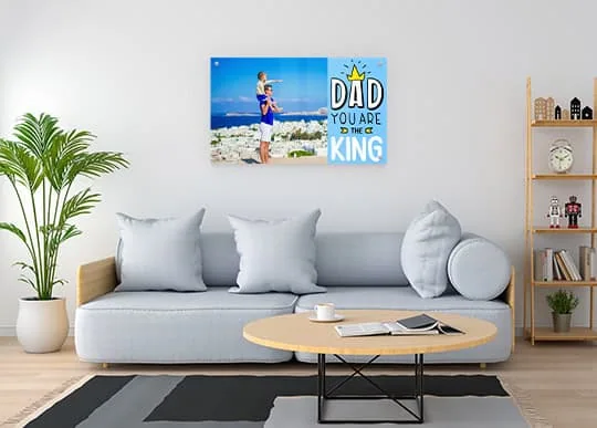 תמונה של ספה אפורה עם כריות בחדר מודרני בהשראת עיצוב פנים, עם קיר מעוצב ותמונה שמביעה הערכה לאב.