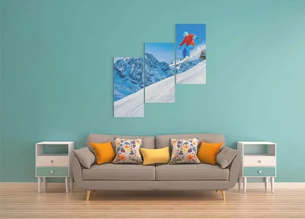 תמונה של סלון מודרני עם דקורציה תלת-ממדית של סקי על ההר.