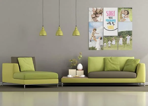 אלט טקסט: סלון מודרני עם כורסאות ספה ירוקות ודיוקנאות משפחתיים על הקיר.